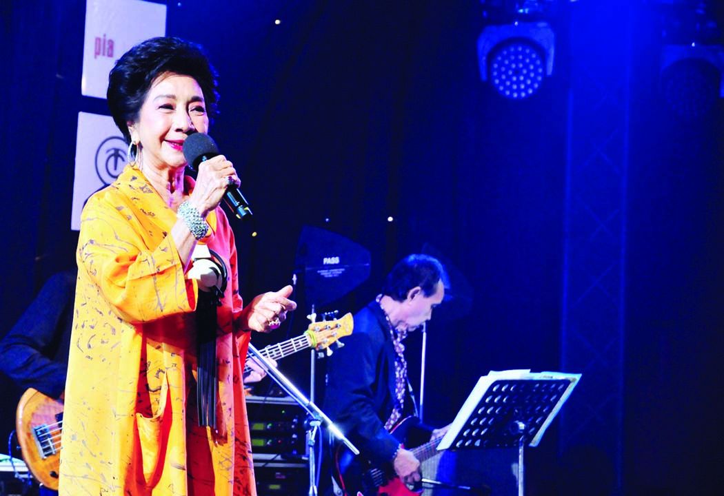 คุณหญิงผะอบทิพย ศาตะมาน
ร่วมโชว์บทเพลง Music is my life