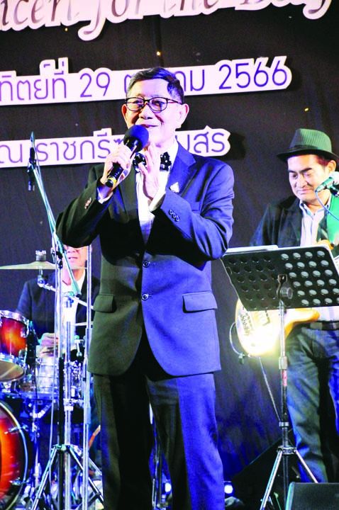 ศ.นพ.เทพ หิมะทองคำ โชว์ลูกคอ
ในบทเพลง ดอกไม้ให้คุณ