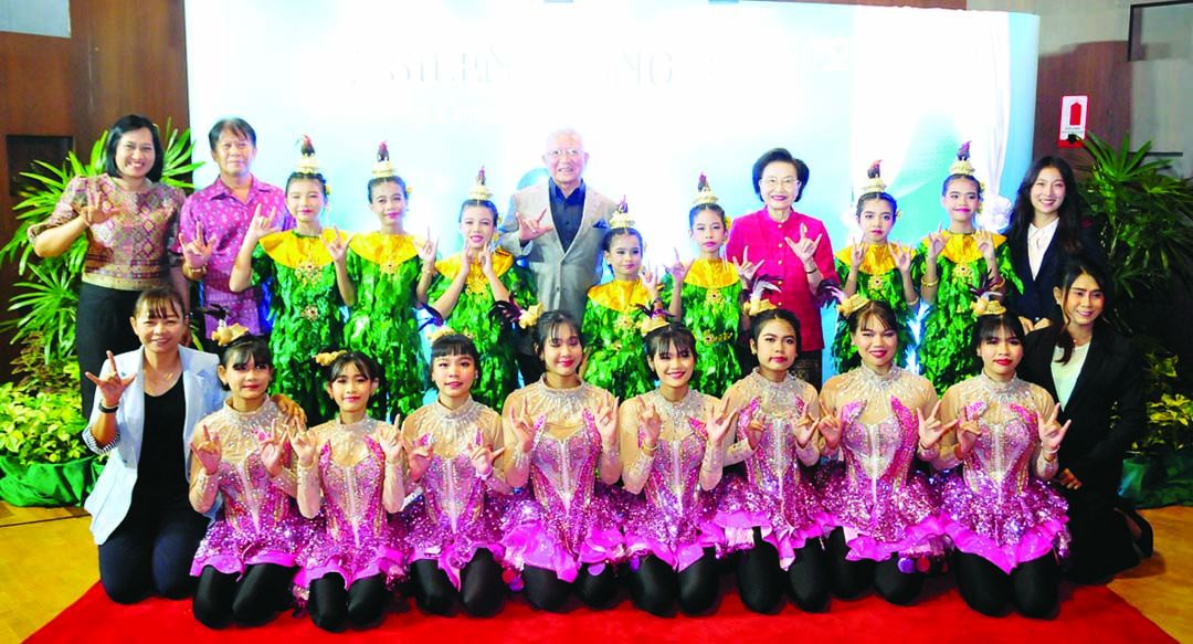 สุขสนั่น โชติกเสถียร ประธานมูลนิธิฯ, ดร.มลิวัลย์ ธรรมแสง เลขาธิการมูลนิธิฯ พร้อมด้วยน้องๆ นักเรียนและคณะครูจากโรงเรียนเศรษฐเสถียรฯ