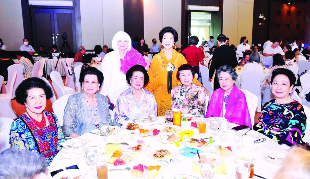 ท่านผู้หญิงสุจิตคุณ สารสิน พร้อมด้วย เกศิณี จิรมณีกุล,สุภาพ อิงคะวัต,
จิตรามณฑน์ เตชะไพบูลย์, สุธาร อุดมฤทธิรุจ, สุจินตนา ชลวิจารณ์, มานิดา นิมมานนิตย์ และ คุณหญิงผะอบทิพย ศาตะมาน,