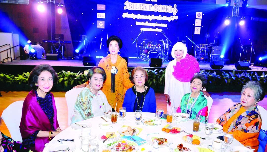 ท่านผู้หญิงมณฑินี มงคลนาวิน,สุรางค์ รักตะกนิษฐ์, ระวีวรรณ
กาญจนกุญชร, อรสา เวชชาชีวะ, พิศพรรณ อินทรนุกูล,
คุณหญิงผะอบทิพย ศาตะมาน และ มานิดา นิมมานนิตย์