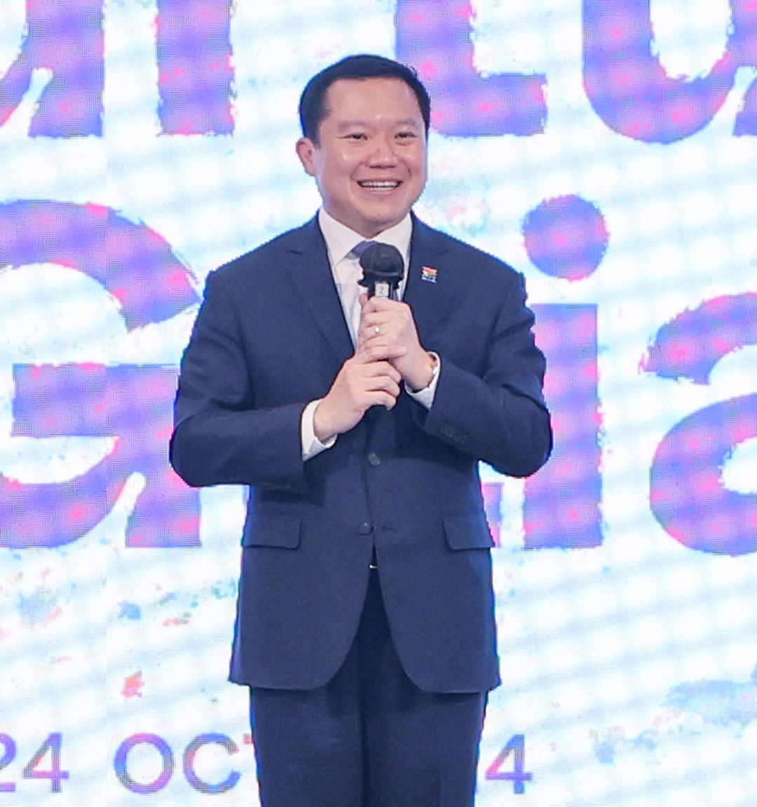 ฐาปน สิริวัฒนภักดี ประธาน
กก.และผู้ก่อตั้งมูลนิธิ บางกอก
อาร์ต เบียนนาเล่