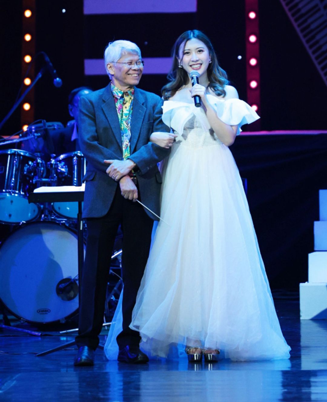 อ.วิรัช อยู่ถาวร ผู้ควบคุมวงเฉลิมราชย์ กับ
ผิงผิง สรวีย์ ธนพูนหิรัญ