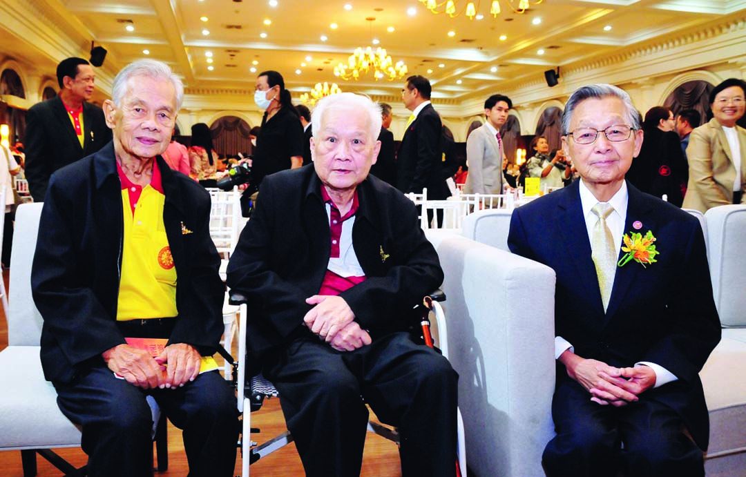 ประดัง ปรีชญางกูร, ดร.สันติภาพ เตชะวณิช ประธานชมรมเพื่อนโดม และ ชวน หลีกภัย ผู้รับรางวัลจิตวิญญาณธรรมศาสตร์ 2566