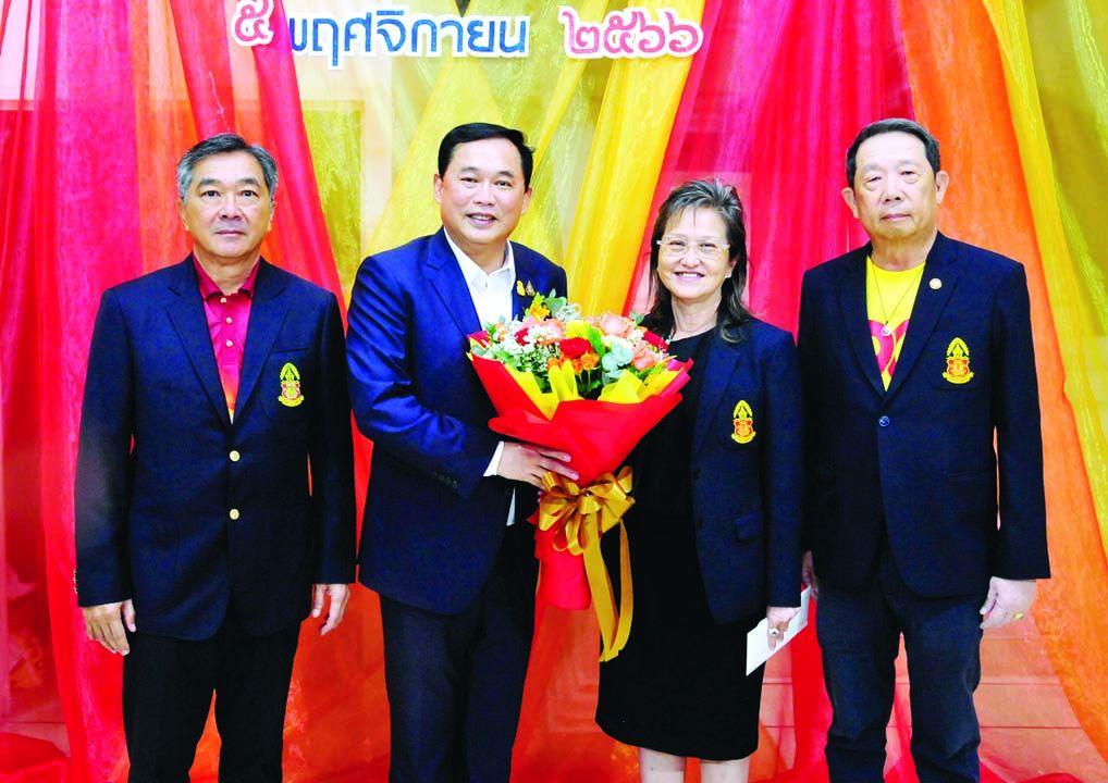 เชาวรัตน์ เชาวน์ชวานิล, ดารณี วัธนเวคิน และ นิกร สุศิริวัฒนนนท์
ร่วมแสดงความยินดีกับ อนุชา นาคาศัย