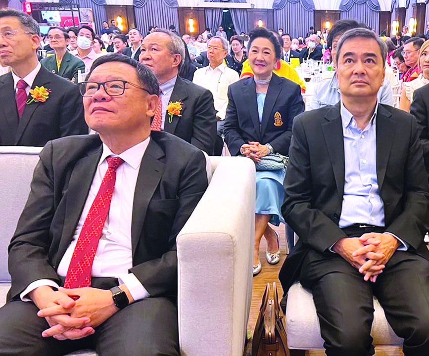 ศ.ดร.สุรพล นิติไกรพจน์ นายกสภา มธ., อภิสิทธิ์ เวชชาชีวะ มี ผาณิต พูนศิริวงศ์ อยู่ด้านหลัง