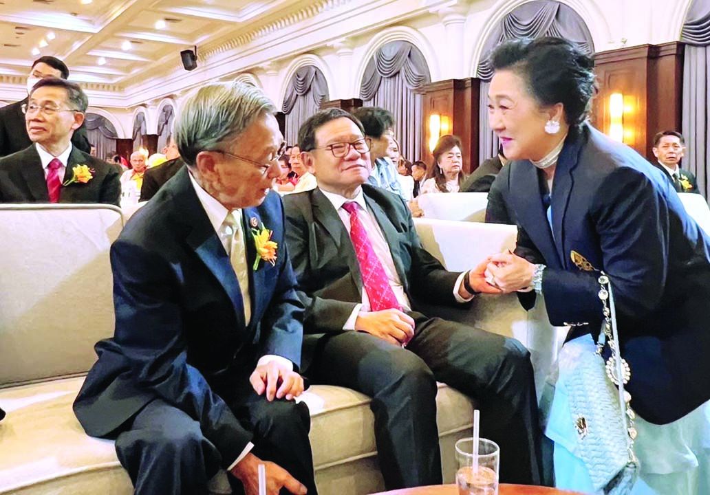 ผาณิต พูนศิริวงศ์ แสดงความยินดีกับ ชวน หลีกภัย โดยมี ศ.ดร.สุรพล นิติไกรพจน์ นายกสภา มธ. ร่วมเฟรม