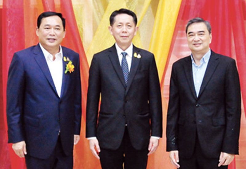 อนุชา นาคาศัย รมช.กระทรวงเกษตรและสหกรณ์, อำนาจ เจตน์เจริญรักษ์ อัยการสูงสุด และ อภิสิทธิ์ เวชชาชีวะ อดีตนายกรัฐมนตรี