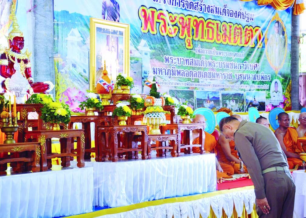 พล.อ.อ.ชลิต พุกผาสุข องคมนตรี ประธานคณะกรรมการจัดสร้างพระฯ ประธานในพิธีถวายบังคมเบื้องหน้าพระบรมฉายาลักษณ์พระบาทสมเด็จพระเจ้าอยู่หัว และสมเด็จพระนางเจ้าฯ พระบรมราชินี