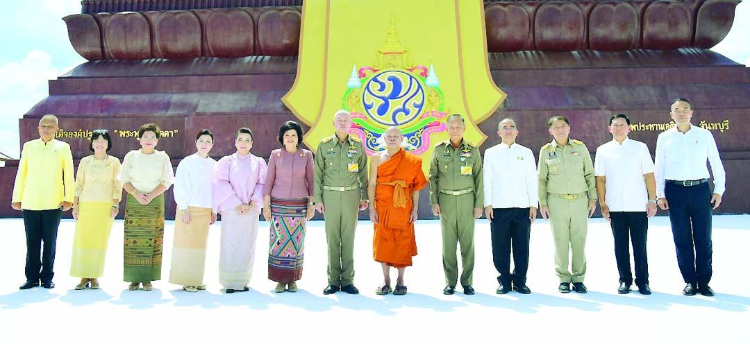 พระอธิการธาตุ อธฺปัญโญ เจ้าอาวาสวัดเทพประทาน (อธิพร) กับความสำเร็จ ณ เบื้องหน้า
องค์พระฯ กับ พล.อ.อ.ชลิต พุกผาสุข องคมนตรี ประธานจัดสร้างพระฯ พร้อมด้วย พล.อ.อ.จอม รุ่งสว่าง องคมนตรี ที่ปรึกษาคณะกรรมการฯ และกรรมการ อาทิ สมคิด จันทมฤก รองปลัดกระทรวงมหาดไทย, อัญชลี ชวนิชย์, เอมอร ศรีวัฒนประภา เจ้าภาพหลักการจัดสร้างพระฯ, พล.ต.อ.นิสสัย บุญศิริ, พล.อ.อ.เสกสรร คันธา เสนาธิการทหารอากาศ, มนต์สิทธิ์ ไพศาลธนวัฒน์
ผวจ.จันทบุรี, พล.อ.ต.กรนันท์ รุ่งสว่าง, อภินันท์ จันทรังษี และ กรรณภรณ์ วงศ์ปิยะกุล