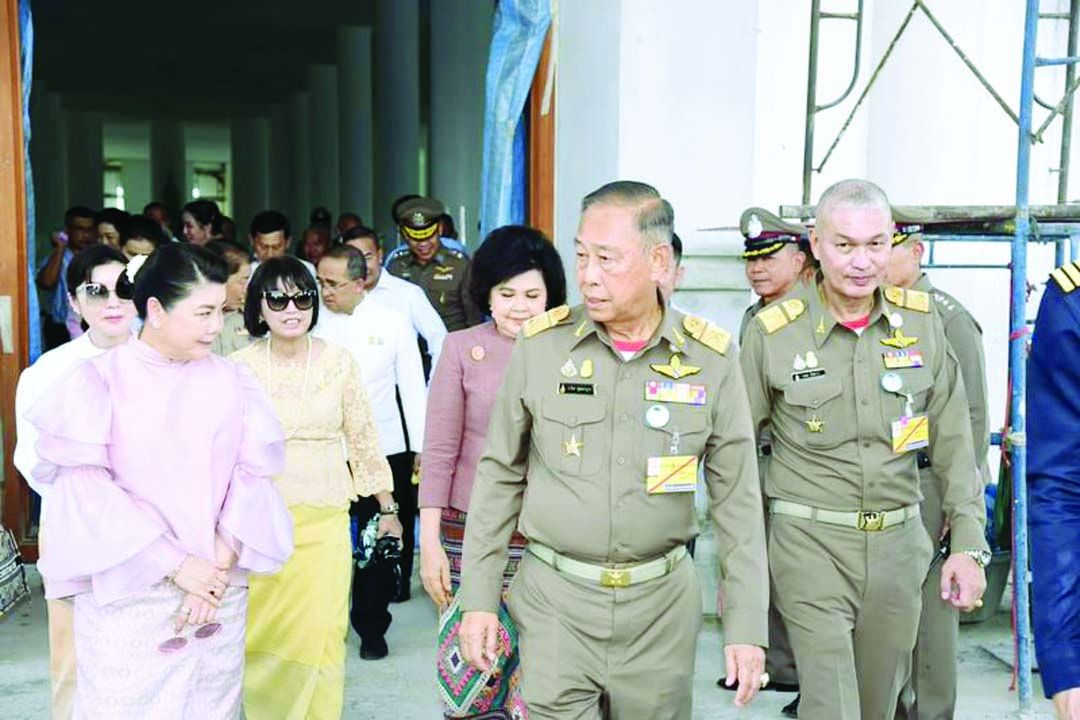 องคมนตรีทั้ง 2 ตรวจความคืบหน้าส่วนต่างๆ ของการ
จัดสร้างอาคาร