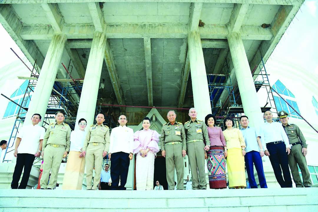 หน้าบันไดทางเข้าอาคารฐานพระฯ องคมนตรีทั้ง 2 พร้อมด้วย สมคิด จันทมฤก รองปลัดกระทรวงมหาดไทย, พงษ์รัตน์ ภิรมย์รัตน์ อธิบดีกรมโยธาธิการและผังเมือง, เอมอร ศรีวัฒนประภา,
อภินันท์ จันทรังษี, นพ.ไพโรจน์ สุรัตนวนิช รองอธิบดีกรมการแพทย์, พล.อ.อ.เสกสรร คันธา เสนาธิการทหารอากาศ, พล.ต.ต.มานะ อินพิทักษ์ รองผู้บัญชาการตำรวจภูธรภาค 2