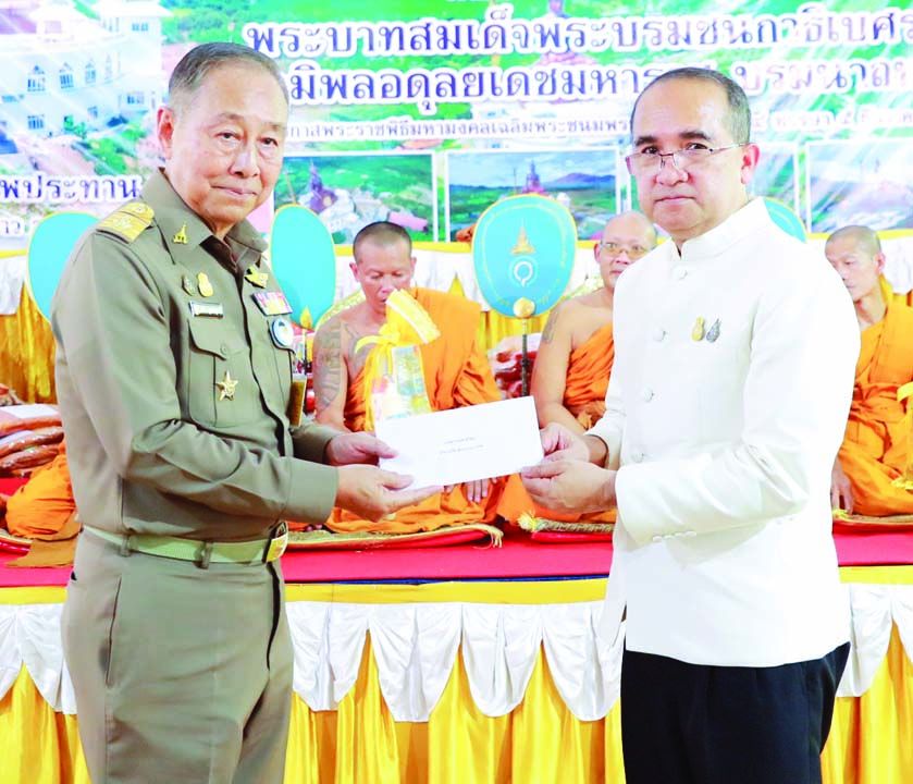 สุทธิพงษ์ จุลเจริญ ปลัดกระทรวงมหาดไทย
มอบให้ สมคิด จันทมฤก รองปลัดฯ เป็นผู้แทนมอบเงินทอดกฐินแด่ประธานในพิธี