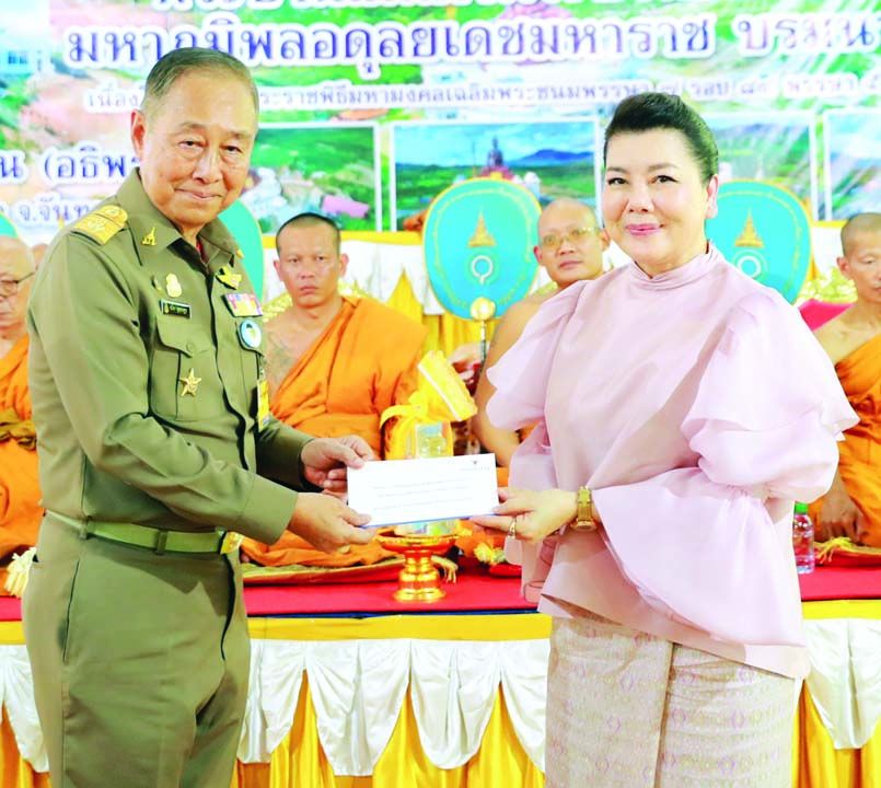 ประธานรับมอบเงินบริจาคจาก เอมอร
ศรีวัฒนประภา จำนวน 17 ล้าน 7 แสนบาท
เพื่อสมทบให้ครบ 50 ล้านบาท จัดสร้างพระฯ

