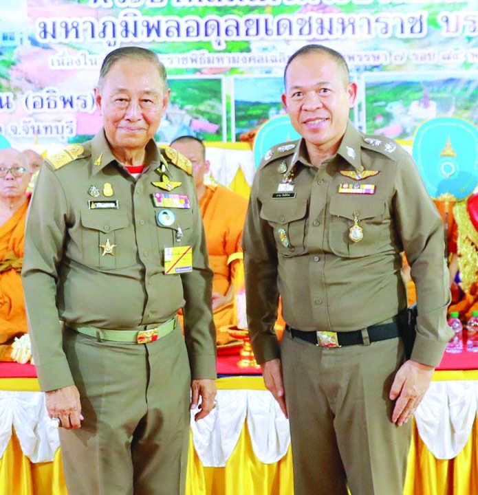 ประธานรับมอบเงินของตำรวจภูธรภาค 2
จำนวน 1 ล้านบาท จาก พล.ต.ต.มานะ อินพิทักษ์
รองผู้บัญชาการตำรวจภูธรภาค 2