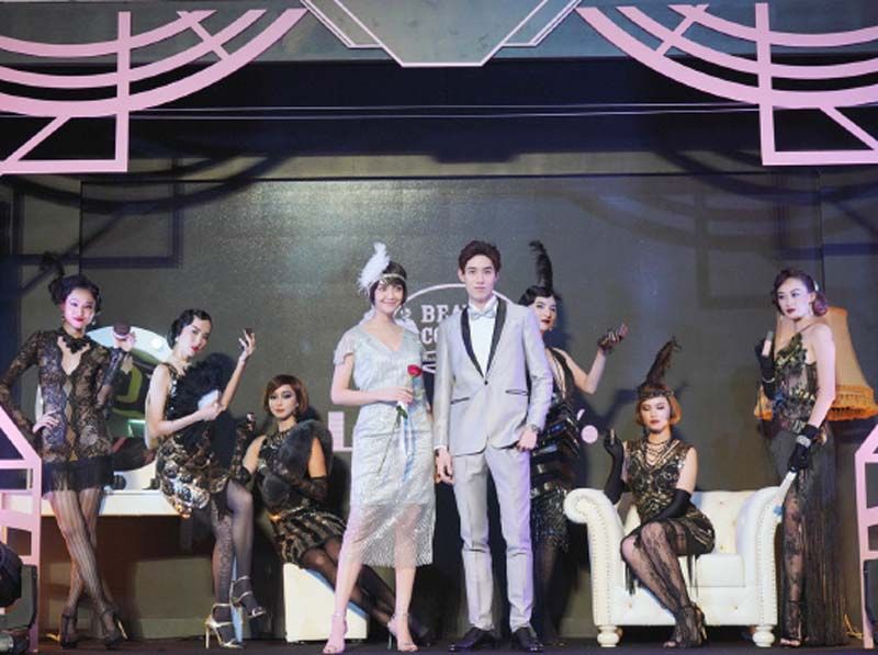 ต่อ-ธนภพ ลีรัตนขจร ควงคู่มากับ ซาร่า เล็กจ์ในลุคแกสบี้