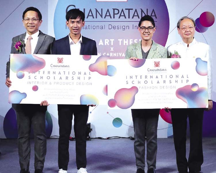 สนธิรัตน์ สนธิจิรวงศ์ รมว.กระทรวงพาณิชย์ และ ศ.พิเศษ ดร.สาคร สุขศรีวงศ์ มอบทุนการศึกษาของสถาบันฯ จำนวน 2 ทุนแก่นักศึกษาที่ได้รับทุนไปเรียนต่างประเทศ