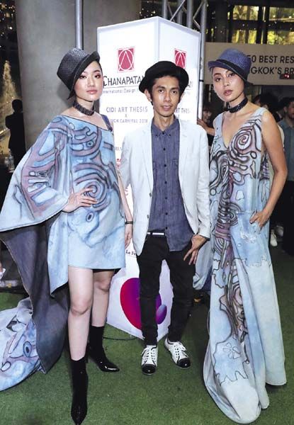 ชยนันท์ จันทร์ดวงเดิม นำผลงานผ้ายีนส์ที่พ่นลวดลายด้วย Air Brush