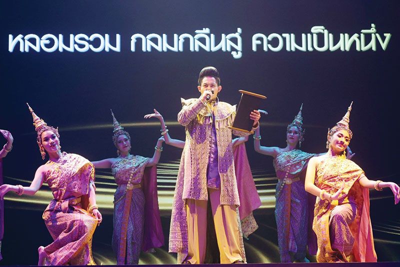 เก่ง-ธชย ประทุมวรรณ ขึ้นเวทีขับเสภาในงาน ICONSIAM-The 5th Anniversary of The ICON Unrivaled กับบทประพันธ์สุดยิ่งใหญ่