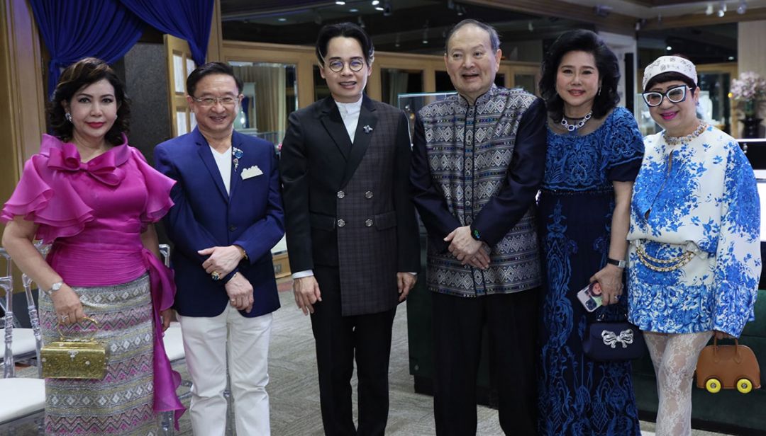 พรเสก-ดร.ลาลีวรรณ กาญจนจารี พร้อมด้วย ม.ล.ปุณยนุช เกษมสันต์
ดุลยจินดา และ นันทวัน แสงธรรมกิจกุล