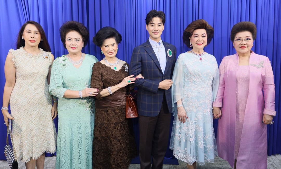 มาริโอ้ เมาเร่อ กับแขกภายในงาน อาทิ จรินทร์ สุมานนท์, พัชรา วีรบวรพงศ์,
เสาวณีย์ อักษรานุวัตร