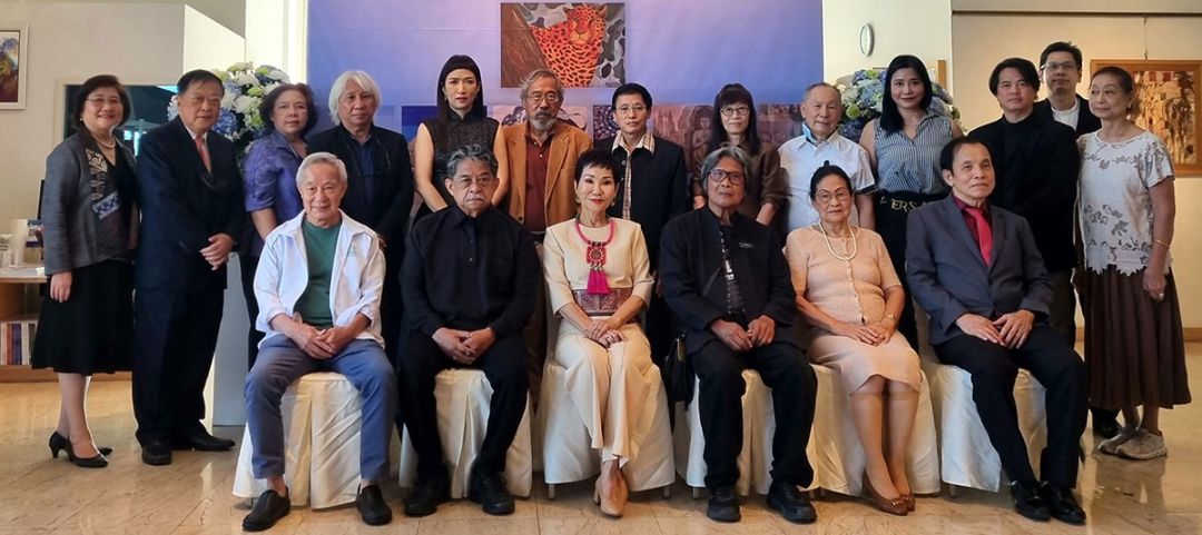 คุณหญิงชดช้อย โสภณพนิช ประธานในพิธีเปิดนิทรรศการฯ พร้อมด้วยศิลปิน อาทิ ศ.ปรีชา เถาทอง, กมล ทัศนาญชลี และ ธงชัย รักปทุม

