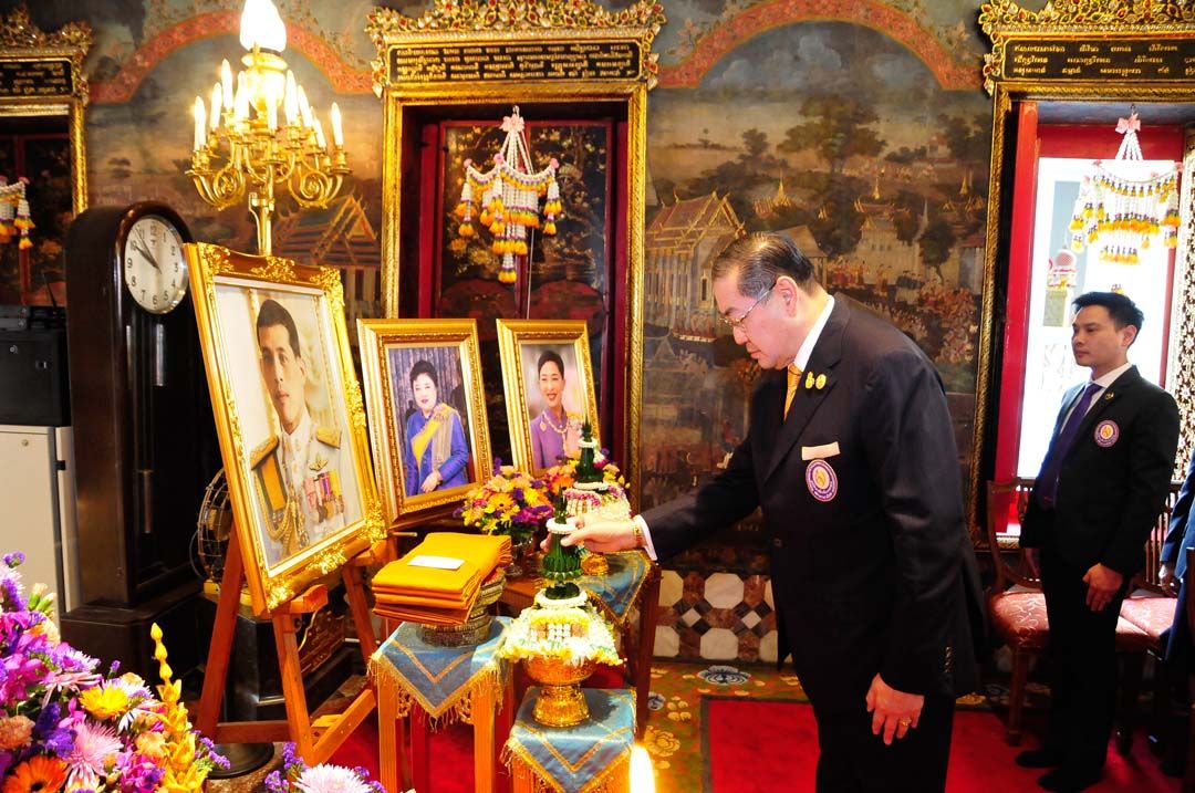 ศ.พิเศษ ดร.สุรเกียรติ์ เสถียรไทย ประธานพิธี เปิดกรวยดอกไม้ธูปเทียนแพ ถวายความเคารพหน้าพระบรมฉายาลักษณ์ พระบาทสมเด็จพระเจ้าอยู่หัว และหน้าพระรูป สมเด็จพระเจ้าลูกเธอ เจ้าฟ้าพัชรกิติยาภา นเรนทิราเทพยวดี กรมหลวงราชสาริณีสิริพัชร
มหาวัชรราชธิดา และ พระเจ้าวรวงศ์เธอ พระองค์เจ้าโสมสวลี กรมหมื่นสุทธนารีนาถ