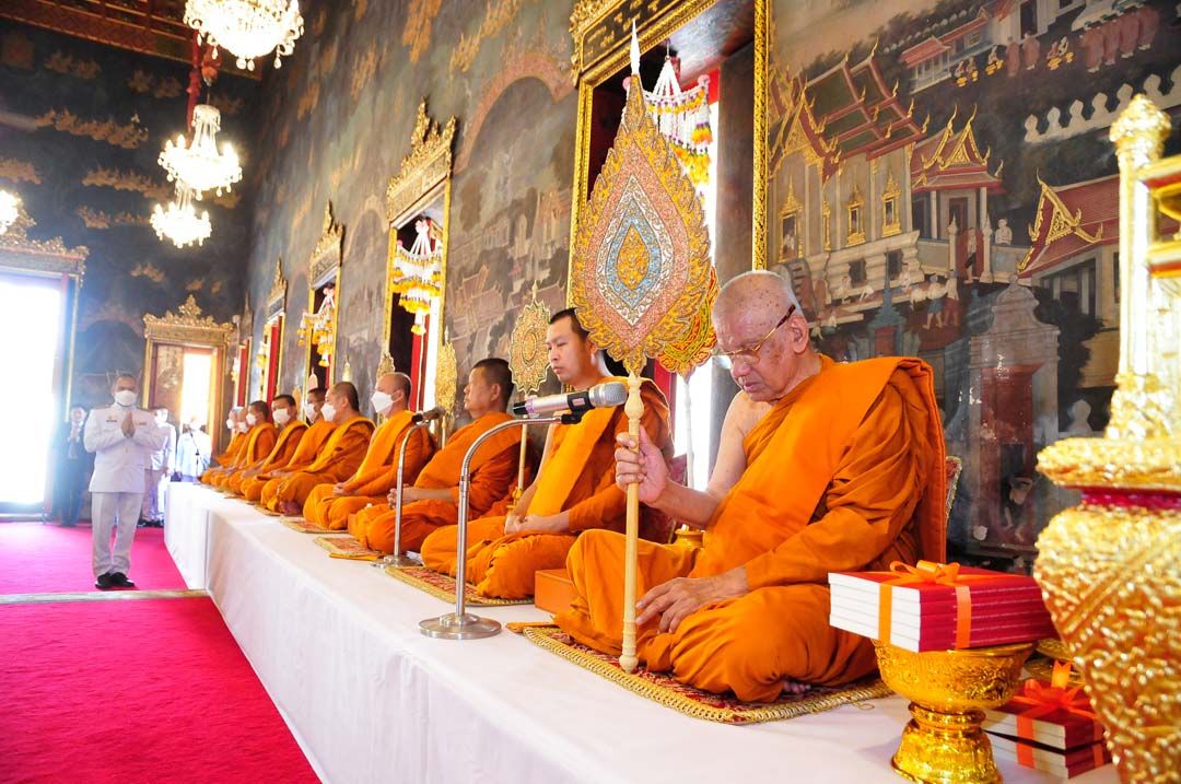 พระพรหมวัชราจารย์ เจ้าอาวาสวัดราชประดิษฐฯ พร้อมด้วยพระสงฆ์ 10 รูป เจริญพระพุทธมนต์ถวายเป็นพระกุศล