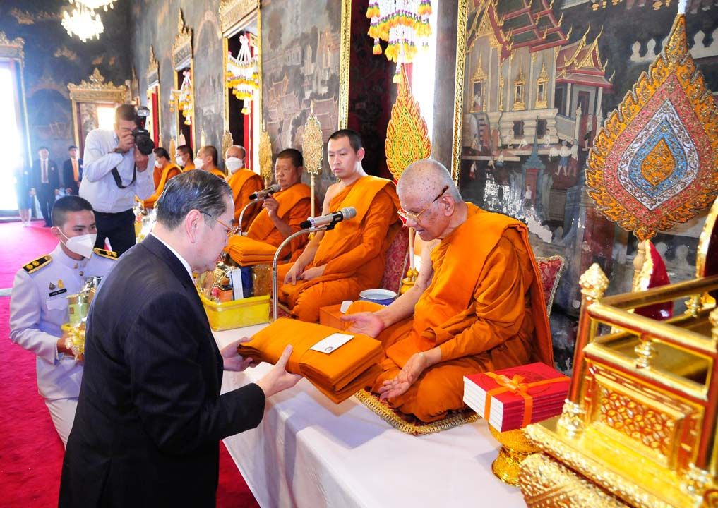 ศ.พิเศษ ดร.สุรเกียรติ์ เสถียรไทย เชิญผ้าไตรพระราชทานถวายแด่ พระพรหมวัชราจารย์ และคณะสงฆ์