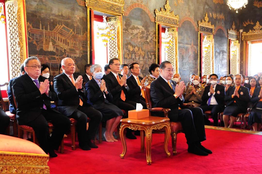 ศ.พิเศษ ดร.สุรเกียรติ์ เสถียรไทย พร้อมด้วยคณะกรรมการ เจ้าหน้าที่ เพื่อนพึ่ง (ภาฯ) อาสา ร่วมสวดพระพุทธมนต์และเจริญจิตตภาวนา