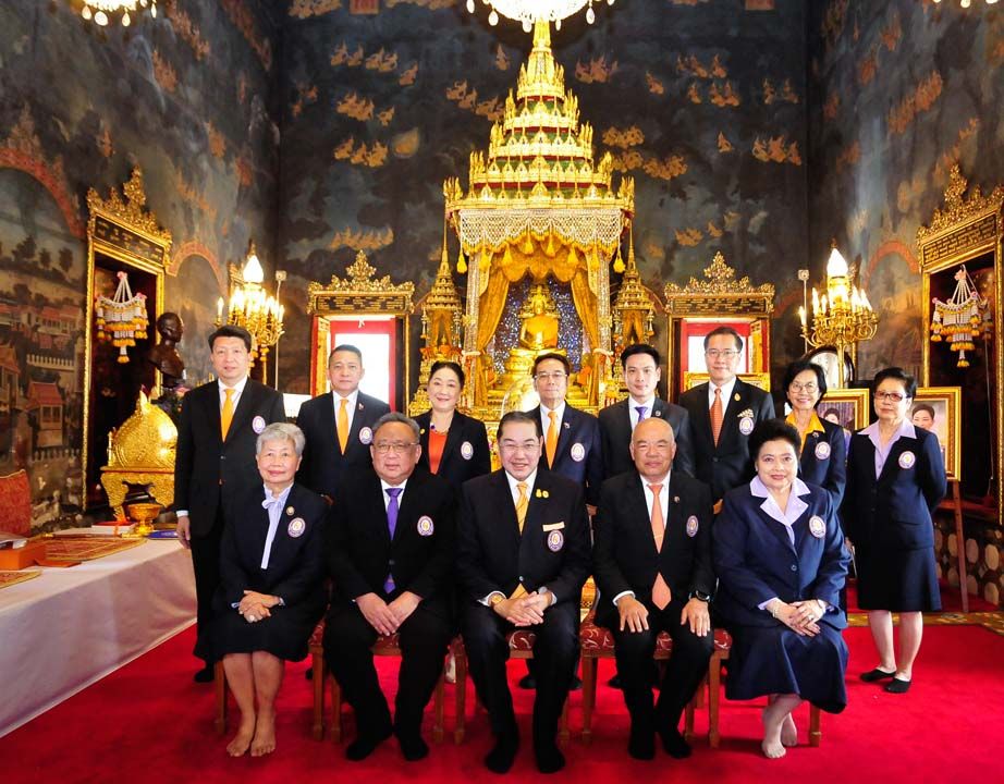 ศ.พิเศษ ดร.สุรเกียรติ์ เสถียรไทย พร้อมด้วยคณะกรรมการมูลนิธิ ศ.กิตติคุณ ดร.อัจฉรา จันทร์ฉาย, ศ.พิเศษ ธงทอง จันทรางศุ, ฉัตรชัย พรหมเลิศ, สายสม
วงศาสุลักษณ์, ผาณิต พูนศิริวงศ์, อดิศักดิ์ ภาณุพงศ์, ฐิติวัฒน์ ว่องวรรณกุล, วีระศักดิ์ โควสุรัตน์, รศ.สุทธิมา ชำนาญเวช, นงลักษณ์ พงศ์พิสุทธิ์ ร่วมด้วย พล.ต.ท.รักษ์จิต หม้อมงคล และ สันติ สาทิพย์พงษ์