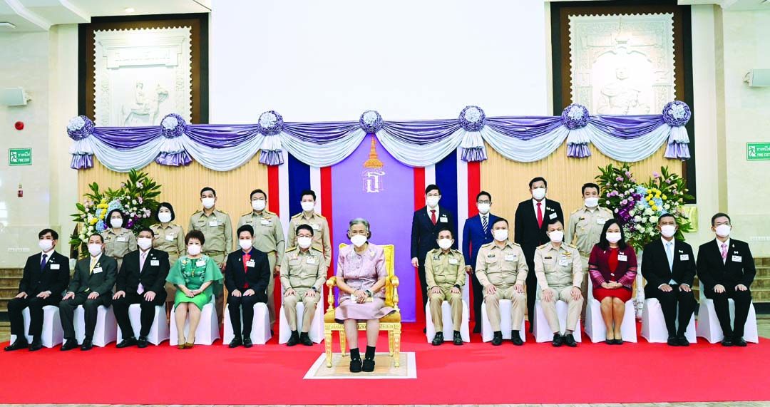 ทรงฉายพระรูปร่วมกับผู้บริหารกระทรวงดิจิทัลเพื่อเศรษฐกิจและสังคม กรรมการ บจ.ไปรษณีย์ไทย สมาคมนักสะสม
ตราไปรษณียากรแห่งประเทศไทย ในพระราชูปถัมภ์ สมเด็จพระเทพรัตนราชสุดาฯ สยามบรมราชกุมารี (ส.ต.ท.)