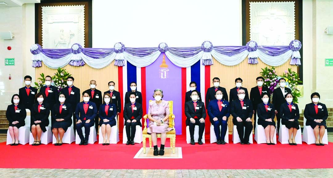 ทรงฉายพระรูปร่วมกับคณะผู้บริหารบริษัท ไปรษณีย์ไทย จำกัด