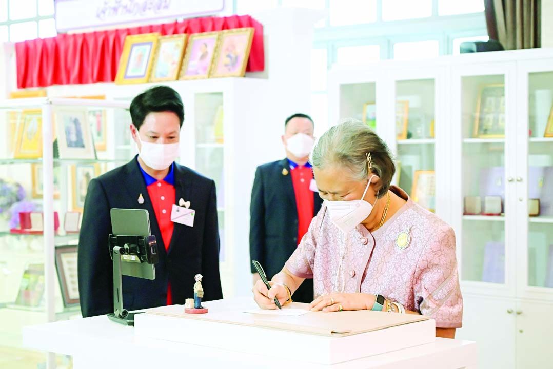 สมเด็จพระกนิษฐาธิราชเจ้า กรมสมเด็จพระเทพรัตนราชสุดาฯ สยามบรมราชกุมารี ทรงเขียนไปรษณียบัตรและทรงส่งไปรษณียบัตรที่ตู้ไปรษณีย์