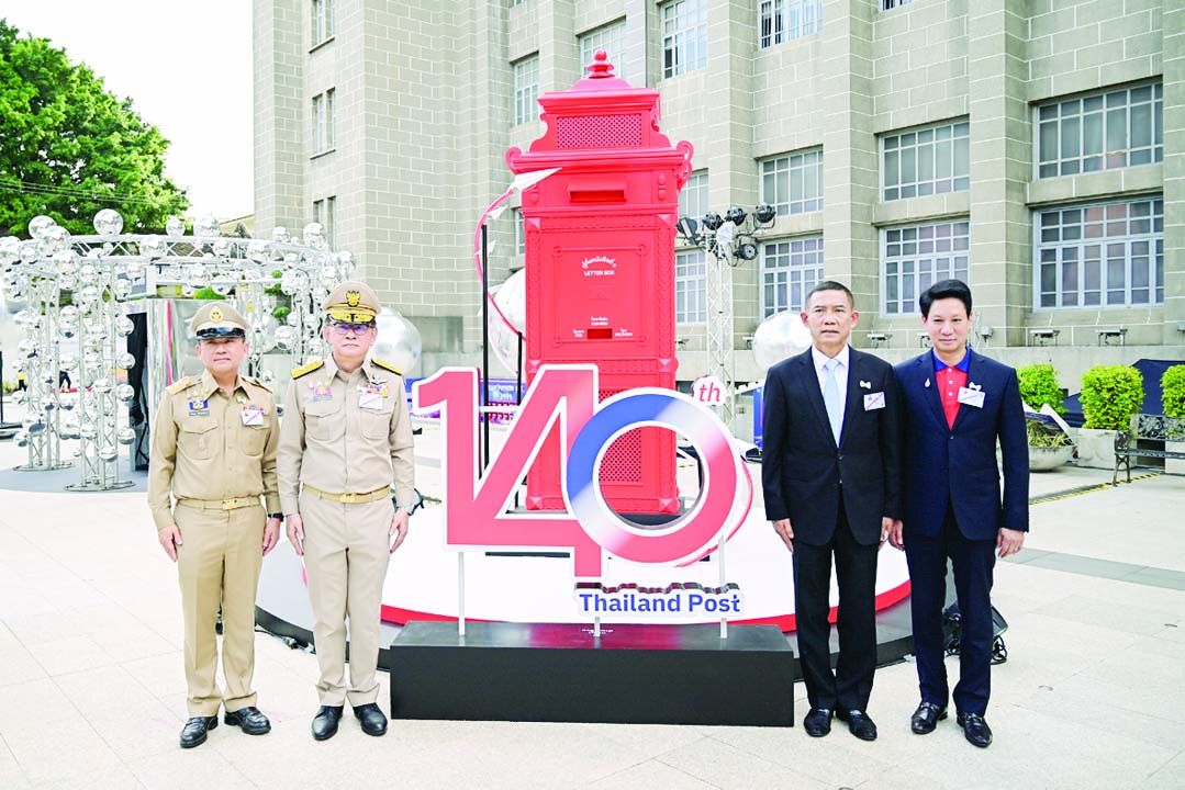 ศ.พิเศษ วิศิษฏ์ วิศิษฏ์สรอรรถ ปลัดกระทรวงดิจิทัลเพื่อเศรษฐกิจ
และสังคม,ประเสริฐ จันทรรวงทอง รมว.ดิจิทัลเพื่อเศรษฐกิจและสังคม, พล.ต.อ.สมพงษ์ ชิงดวง รองประธาน กก.บจ.ไปรษณีย์ไทย
และ ดร.ดนันท์ สุภัทรพันธุ์ กก.ผจญ.บจ.ไปรษณีย์ไทย