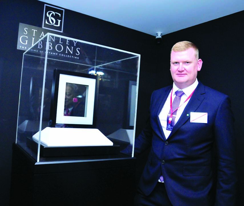 ผู้แทนจาก บจ.สแตนลีย์ กิบบอนส์ นำแสตมป์ “บริติชกีอานา” แสตมป์ที่แพง
ที่สุดในโลก มูลค่ากว่า 300 ล้านบาท มาร่วมจัดแสดง