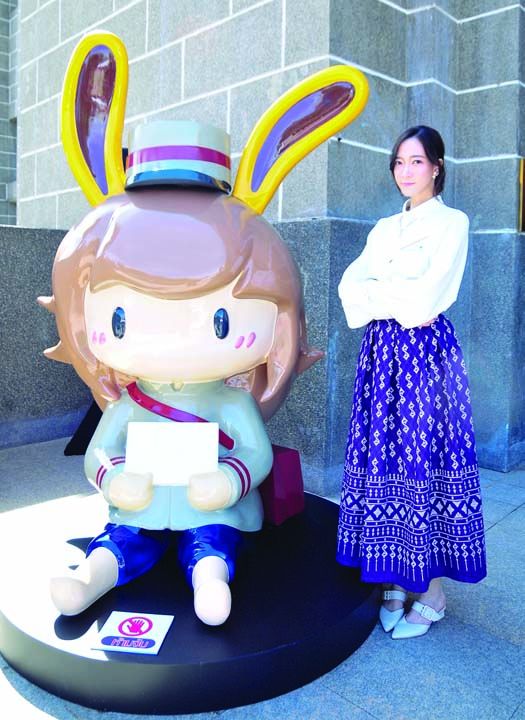 มัณฑนา เลิศกรกิจจา ศิลปินเจ้าของผลงาน
บุรุษไปษณีย์หูยาว
ผู้ร่วมสังสรรค์อาร์ททอย
ฉลอง 140 ปี ไปรษณีย์ไทย