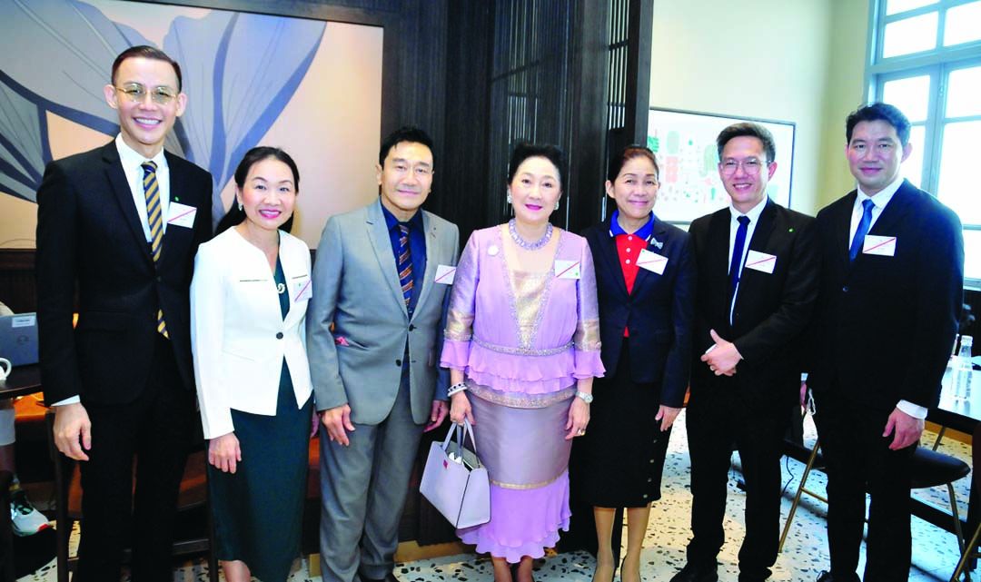 วราภรณ์ ใช้เทียมวงศ์ รอง กก.ผจญ.ด้านสื่อสารองค์กรและการตลาดไปรษณีย์ไทย ต้อนรับ วราวุธ เลาหพงศ์ชนะ, อารยารัตน์ ชาญชัยณรงค์, ดลชัย
บุณยะรัตเวช, ผาณิต พูนศิริวงศ์, ผศ.ดร.วิชญ มุกดามณี และ ปวริศ ตั้งเรือนรัตน์