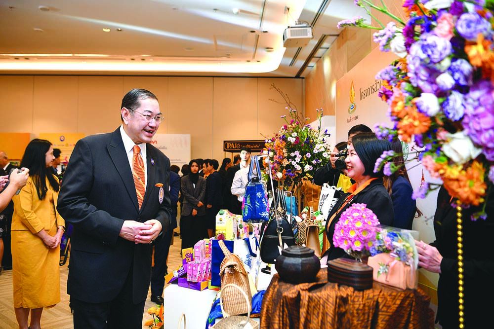 ศ.พิเศษ ดร.สุรเกียรติ์ เสถียรไทย เยี่ยมชมผลิตภัณฑ์จากร้านพระบรมวงศานุวงศ์

