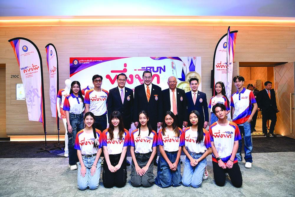 ศ.พิเศษ ดร.สุรเกียรติ์ เสถียรไทย พร้อมด้วย ฉัตรชัย พรหมเลิศ, ฐิติวัฒน์ ว่องวรรณกุล, วีระศักดิ์ โควสุรัตน์ ร่วมถ่ายภาพกับน้องๆ ที่ร่วมกิจกรรมวิ่งการกุศล “พึ่งพา Run”