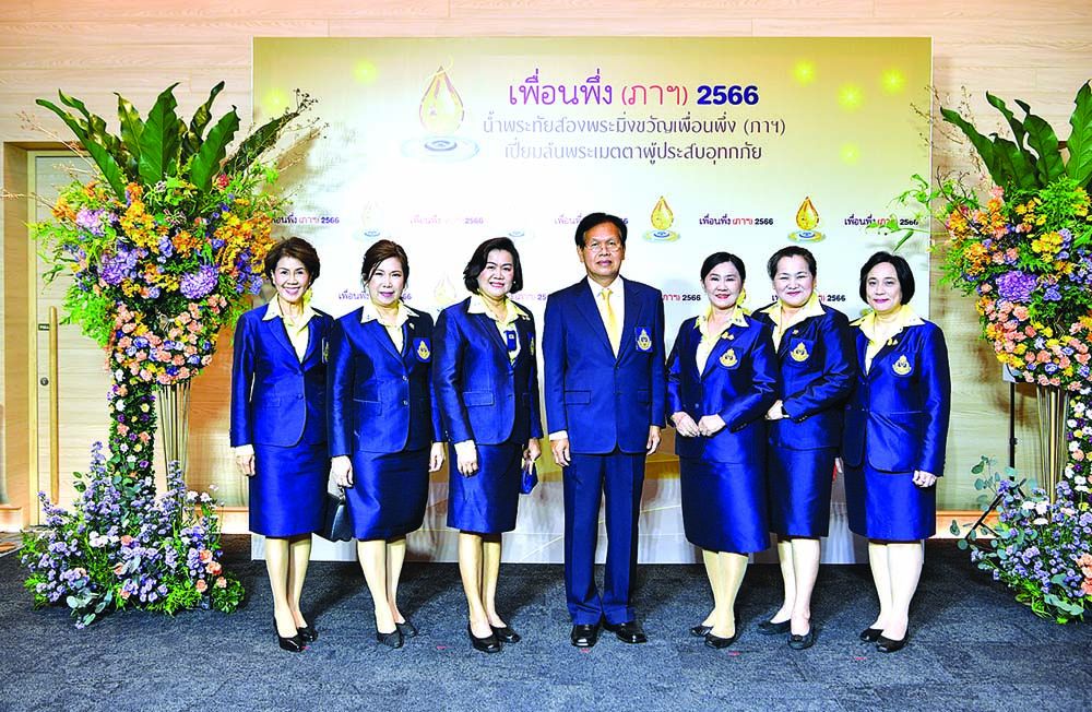 จรูญ ชีวิตโสภณ ประธานชมรมคู่สมรสตุลาการศาลยุติธรรมและคณะ ร่วมงานแถลงข่าว

