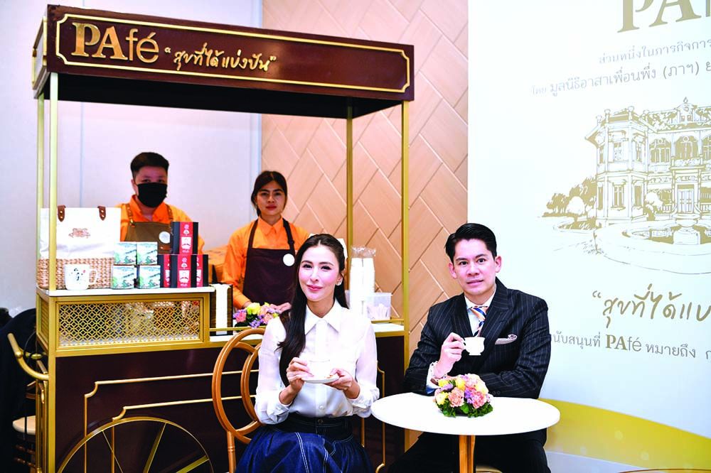 กร-ศรีริต้า ณรงค์เดช ชวนชิมของอร่อยร้าน PAfé ภายในงานเพื่อนพึ่ง (ภาฯ) 2566