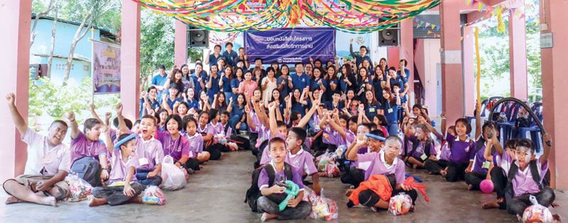 พี่ๆ จิตอาสานำน้องๆ เล่นเกมอย่างสนุกสนาน