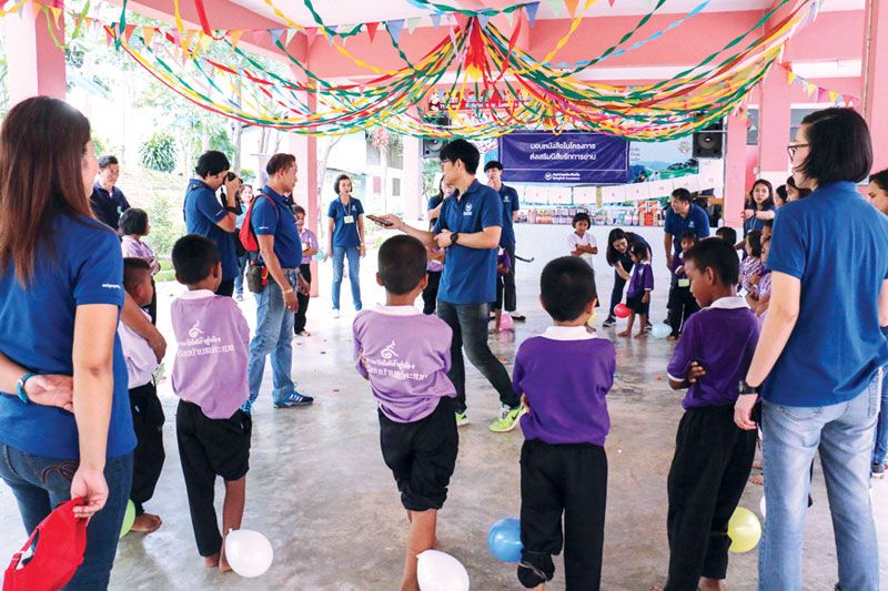 พี่ๆ จิตอาสานำน้องๆ เล่นเกมอย่างสนุกสนาน
