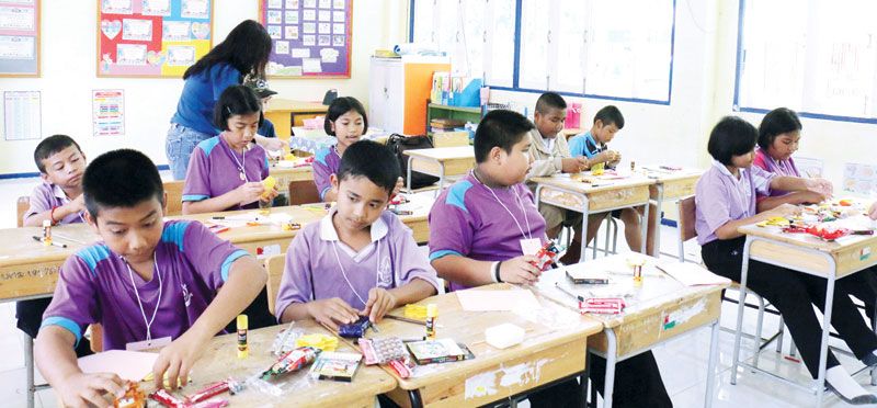 น้องๆ ทำกระดาษ Pop-up ตามที่พี่ๆ จิตอาสาสอนอย่างตั้งใจ