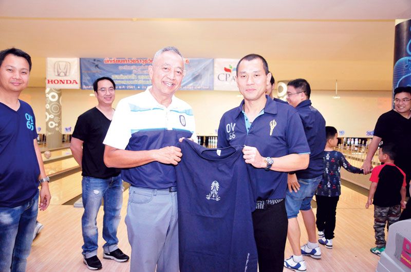 ธีรศักดิ์ สิทธพรวัฒนากุล ประธานรุ่น OV 66 มอบของที่ระลึก
แก่ประธานเปิดงาน