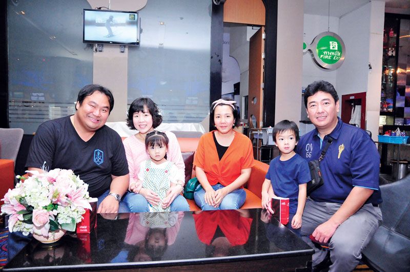 ทรงยศินทร์ ชนปทาธิป มาพร้อมภรรยาและลูกสาว ร่วมด้วย วิภาดา-
ด.ช.วิเศษชนต์-ผรณเดช พูนศิริวงศ์