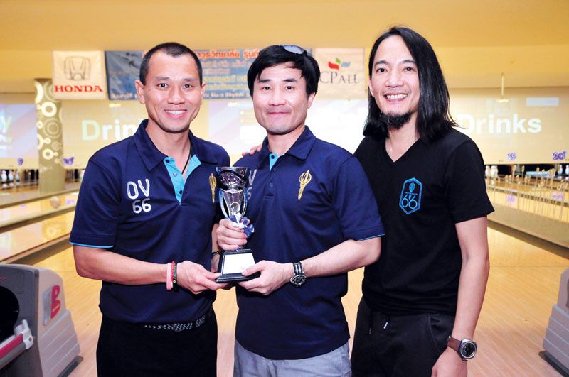 อรรคพล หงษ์เหิน รับถ้วยรางวัลรองอันดับ 1 โดยมี ทนะ วัชรพุกก์ ร่วมยินดี