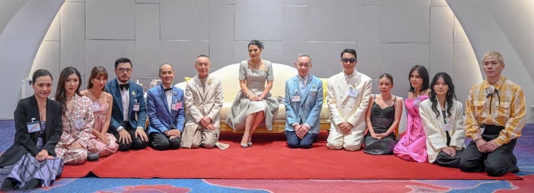 ทรงฉายพระรูปร่วมกับดีไซเนอร์ IRADA โชติกา-ชนาภา ตรีรัตนชาติ, JANESUDA เจนสุดา ปานโต สิริสันต์, ASAVA พลพัฒน์ อัศวะประภา, WISHARAWISH วิชระวิชญ์ อัครสันติสุข, THEATRE ศิริชัย ทหรานนท์, TIRAPAN ธีระพันธ์ วรรณรัตน์, ISSUE ภูภวิศ กฤตพลนารา, MILIN
มิลิน ยุวจรัสกุล LANDMEE เนตรดาว วัฒนะสิมากร, ARCHIVE026 สรลักษณ์ ติดขะปัญญา และ TANDT ธนาวุฒิ ธนสารวิมล