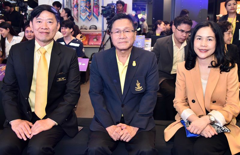 รังสรรค์ จันทร์นฤกุล รอง กก.ผจญ.หน่วยธุรกิจสื่อสารไร้สาย บมจ.ทีโอที, นพ.ชาลี
วชิรศรีสุนทรา ผอ.สำนักการแพทย์ กทม. และ สุทธิรัตน์ ภาณววัฒน์ ผช.กก.ผจญ. กลุ่มงานสื่อสารองค์กร บจ.สยามพิวรรธน์